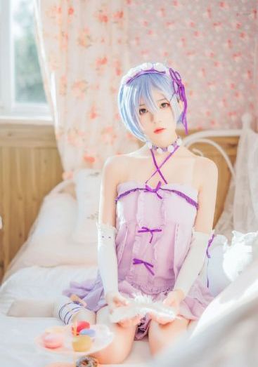 女室友自愿成为我的脚奴