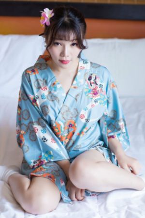 异国女人在巴黎
