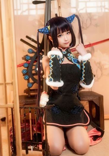 摸进她的内裤里疯狂揉她.视频