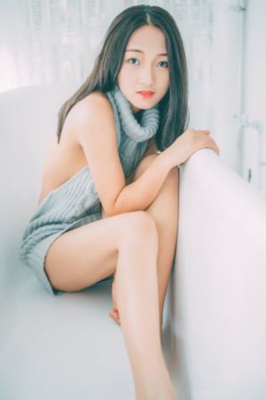 在宿舍撅着屁股被双根室友玩